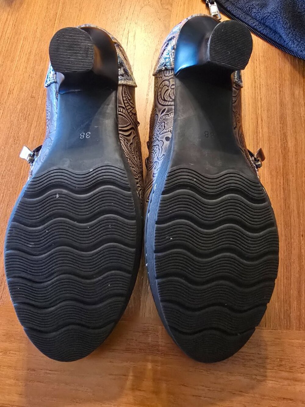 Socofy Vintage Etched Leather Heeled Oxfords, 7.5/38 - Picture 4 of 4